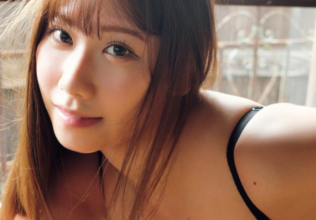 石田優美の「そっと微笑むランジェリー姿」に心が翻弄されそう！