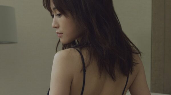 前田敦子が「美尻あらわなランジェリー姿」で大人の魅力を見せつける！