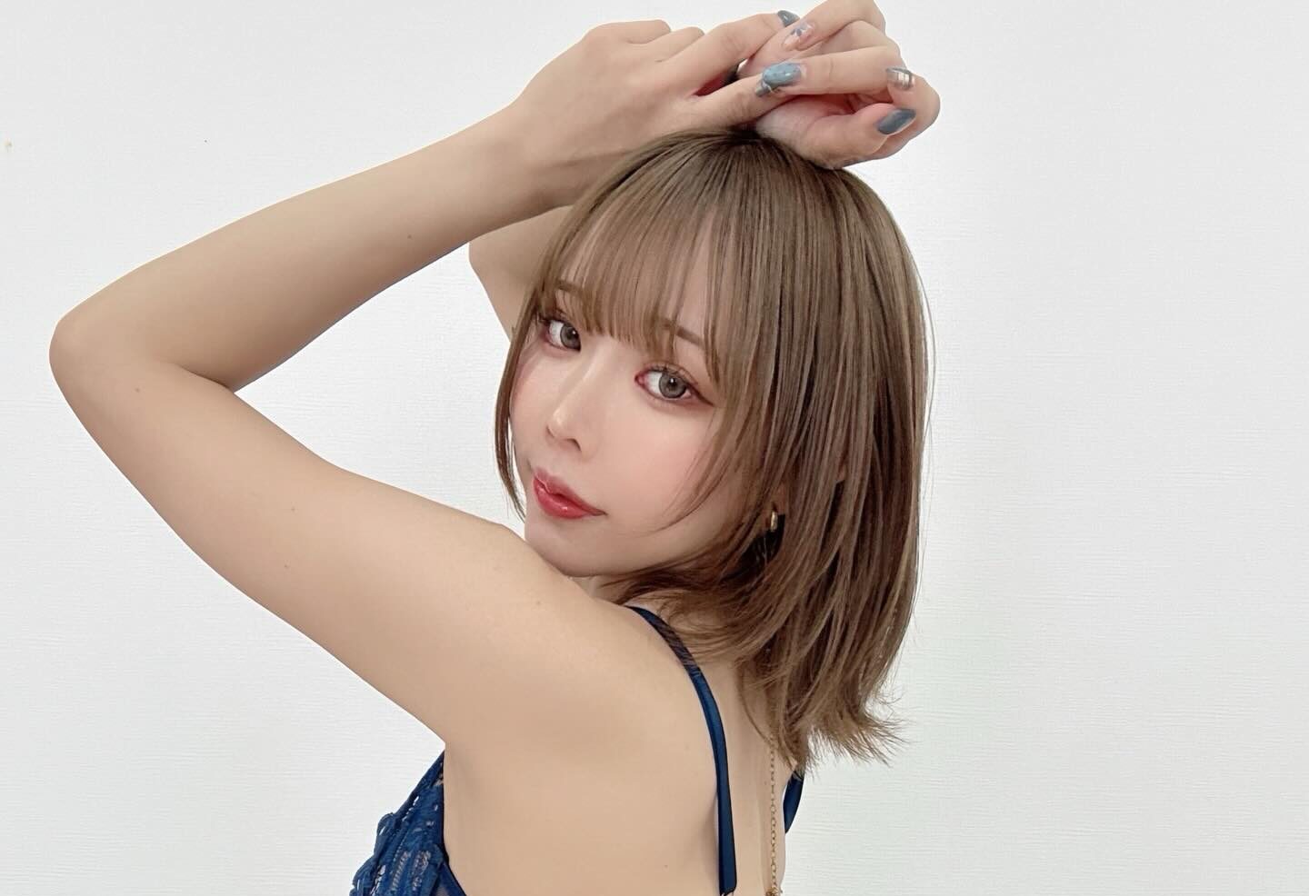 りなしぃの「形の良い美尻」が視線を惹き寄せる！