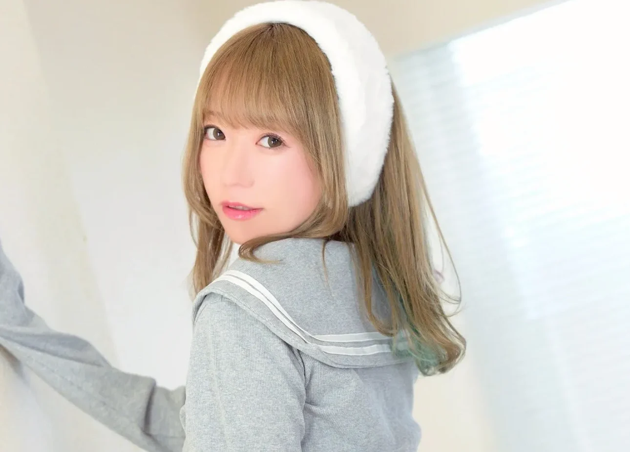 小日向みのりの「T字あらわな後ろ姿」に視線集中！