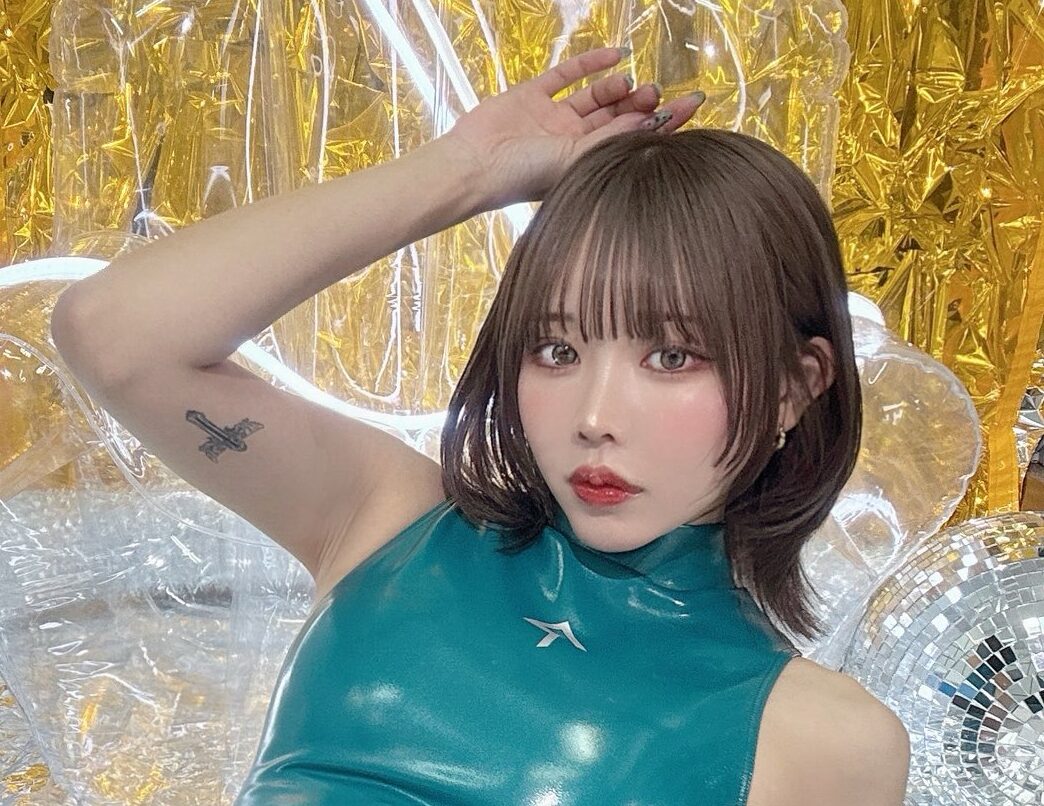 りなしぃの「ハイレグ際立つ競泳水着姿」にもう夢中！