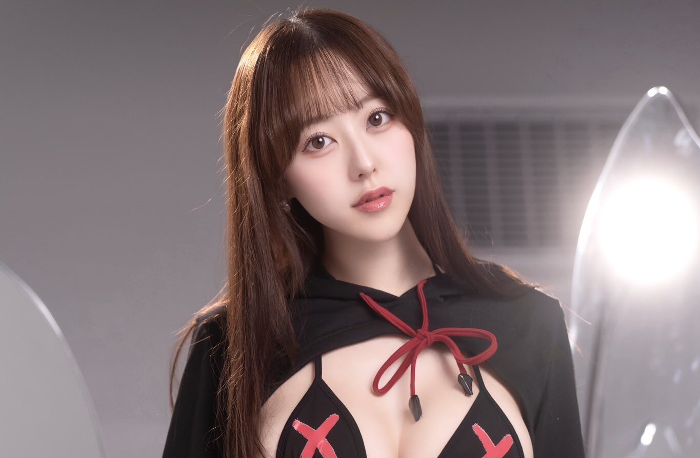 音羽美奈（みなぽち）の「ボリューミーなビキニ姿」にタジタジする！