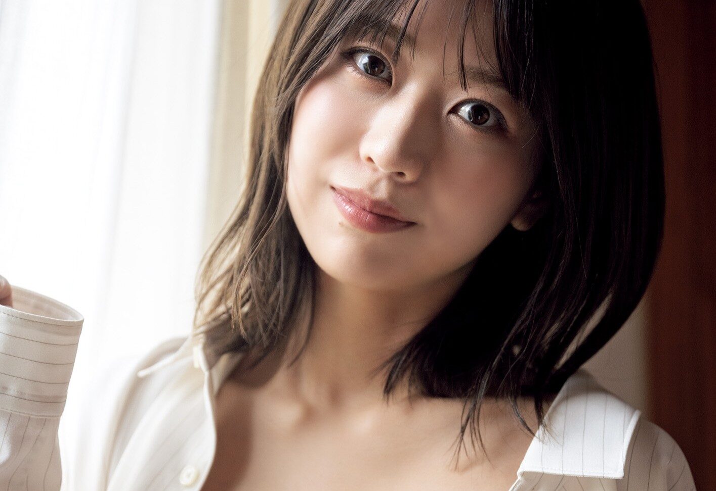 篠崎彩奈の「彼シャツの隙間からのぞく下着姿」に一目惚れ！