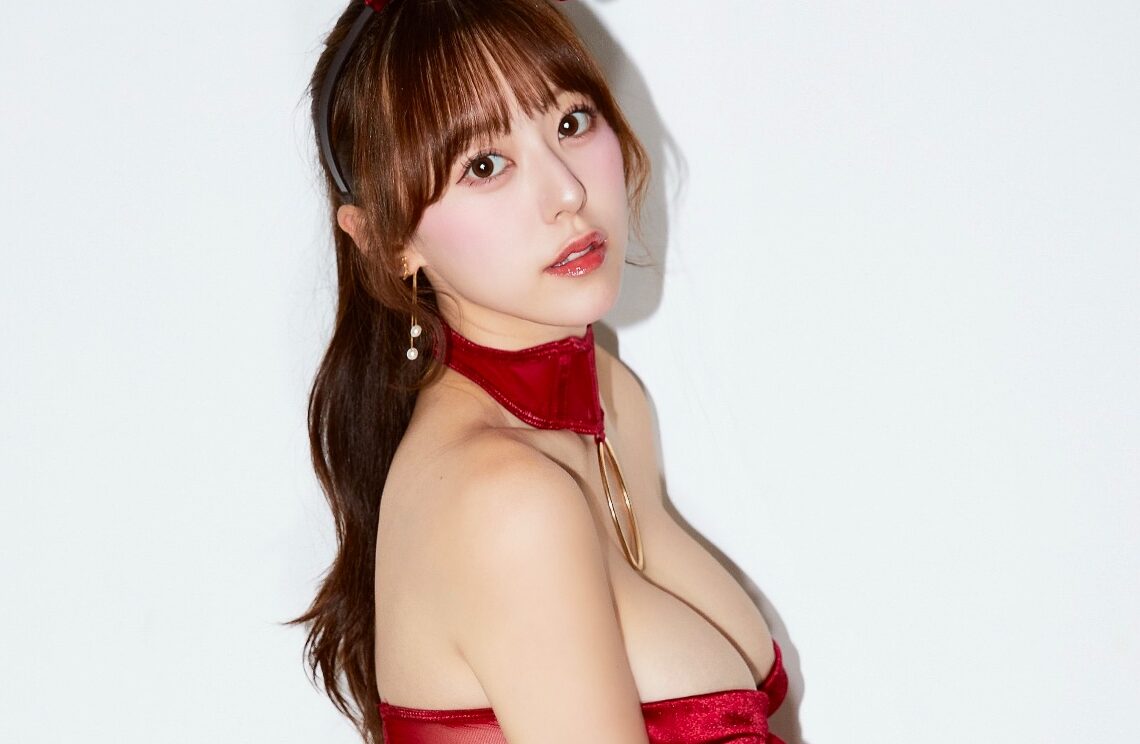 音羽美奈（みなぽち）の「S字ラインが美しい衣装姿」にクラっとする！