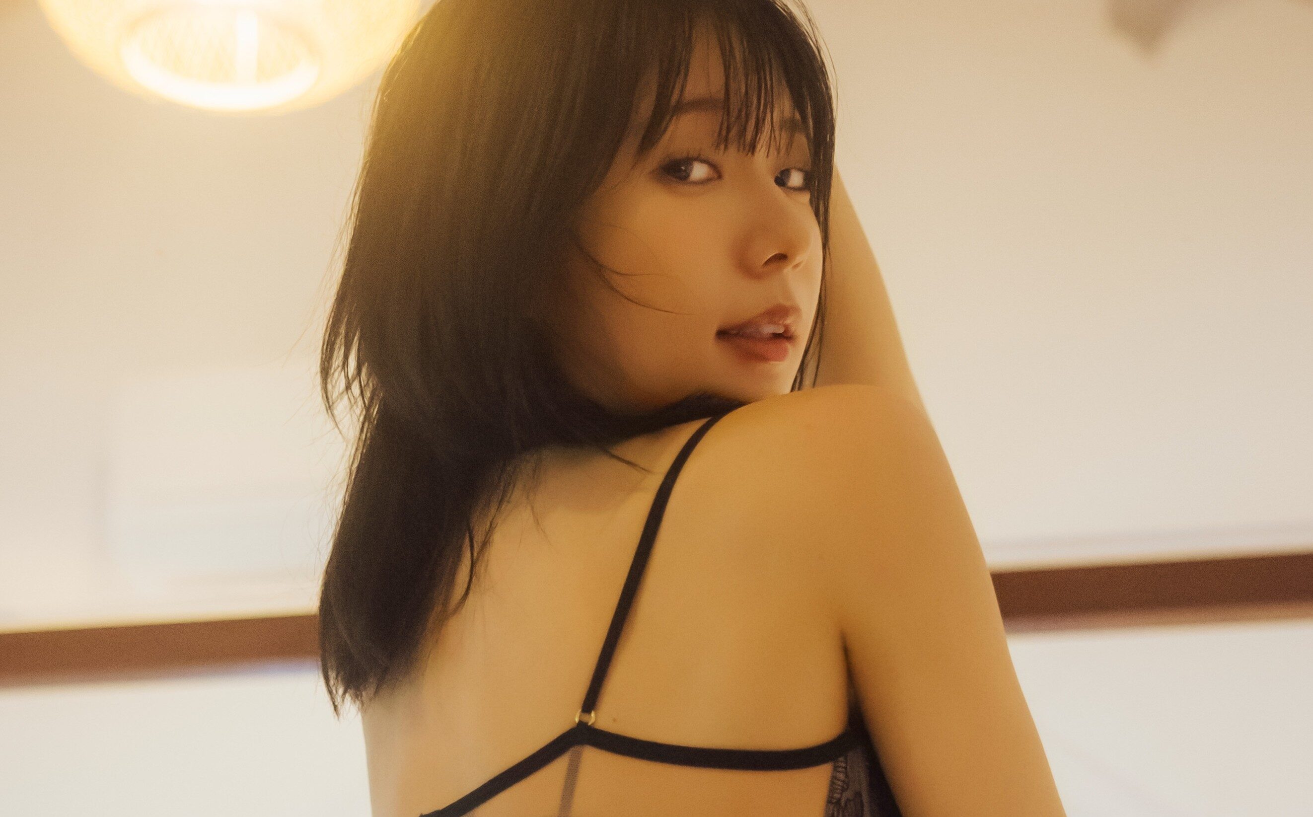 奥ゆいの「ぷりっとしたTバック姿」に心を持っていかれる！