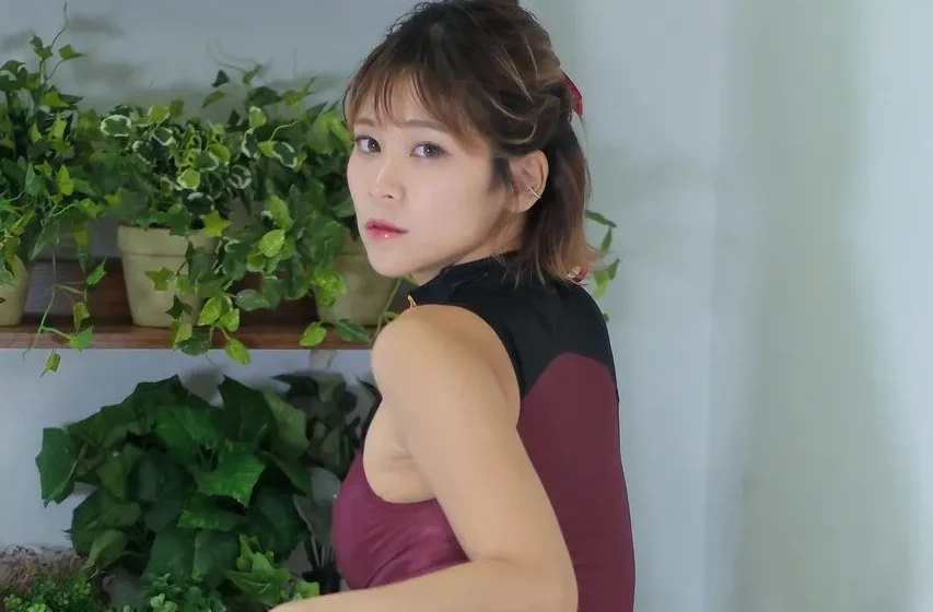 蒼野杏の「競泳水着に食い込んだ美尻」に目を奪われる！