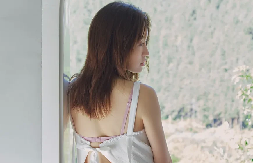 前田敦子の「透明感のあるランジェリー姿」がトキメキを感じさせる！