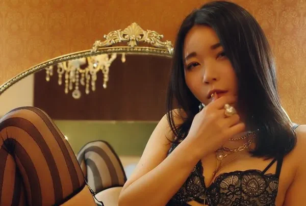 見事な絶対領域！　ミキティ。の「しなやかなランジェリー姿」にただ見惚れる