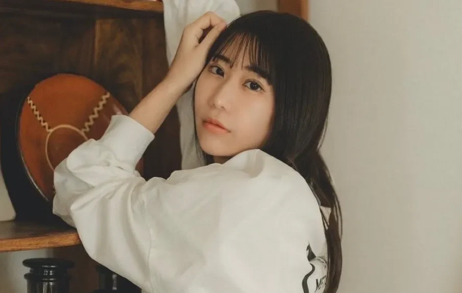 宮田みほの「T字食い込む衣装姿」が高揚を生む！