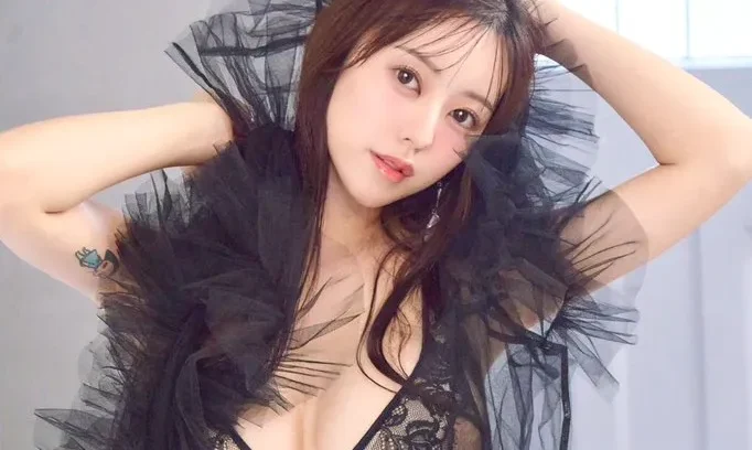 美クビレに視線釘付け！　音羽美奈（みなぽち）の「大胆なランジェリー姿」に心をグッと掴まれる