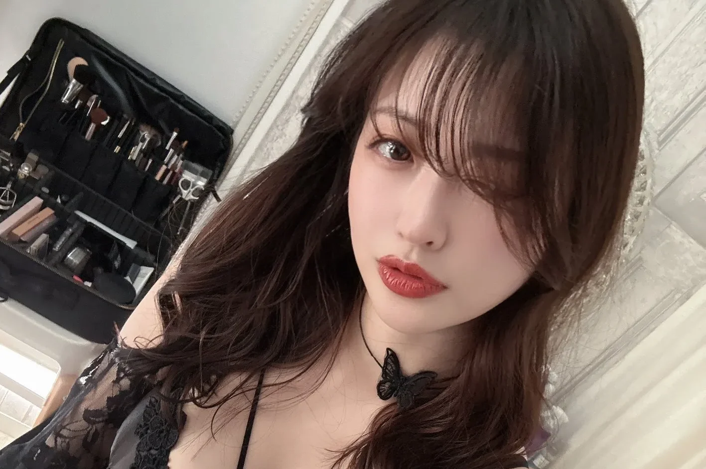 視線一直線！　メイリの「大人びた黒ランジェリー姿」が想像を膨らませる