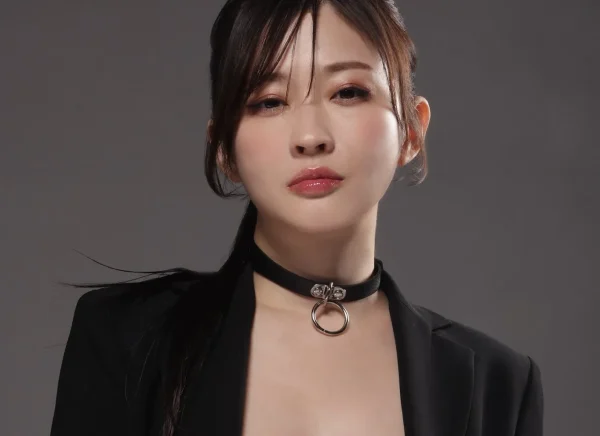 メイリの「大胆に開いたジャケット姿」に視線を絡め取られる！