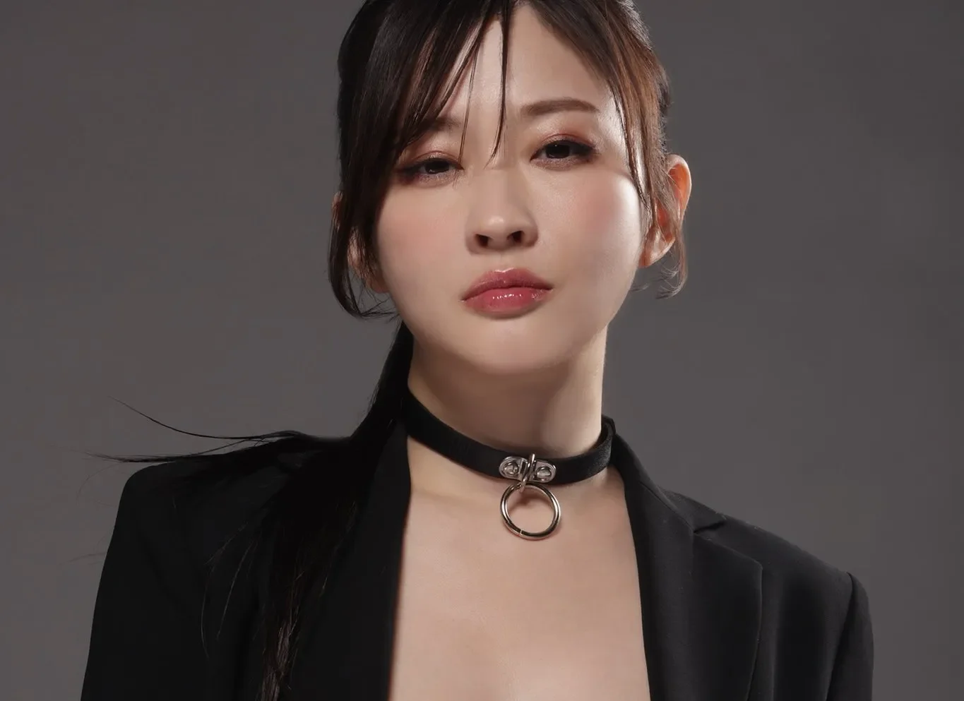 メイリの「大胆に開いたジャケット姿」に視線を絡め取られる！