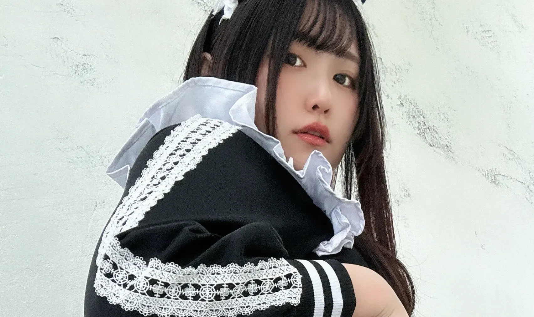 水瀬ちかの「大きな桃尻」に視線が吸い寄せられる！