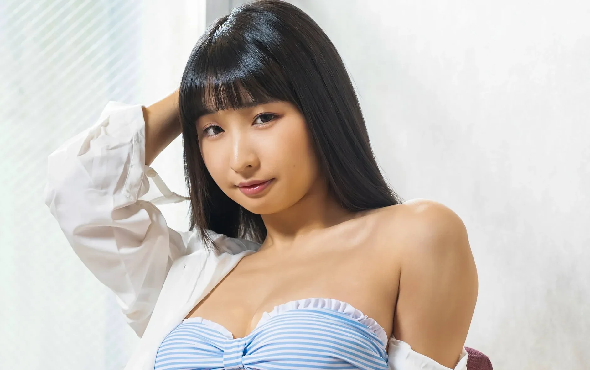 夏目みさこの「シャツからのぞく水着姿」がたまらない！