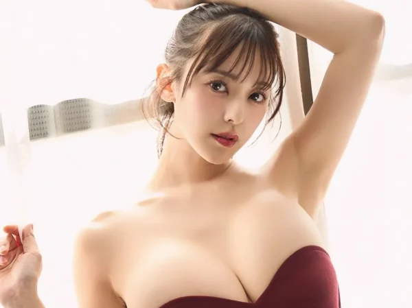 音羽美奈（みなぽち）の「鼠径部が際立つ衣装姿」に心を掴まれる！