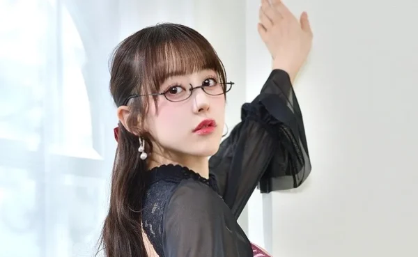 音羽美奈（みなぽち）の「美尻あらわな衣装姿」に視線釘付け！