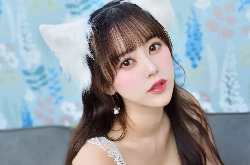 音羽美奈（みなぽち）の「大胆なポージング」に心が踊る！