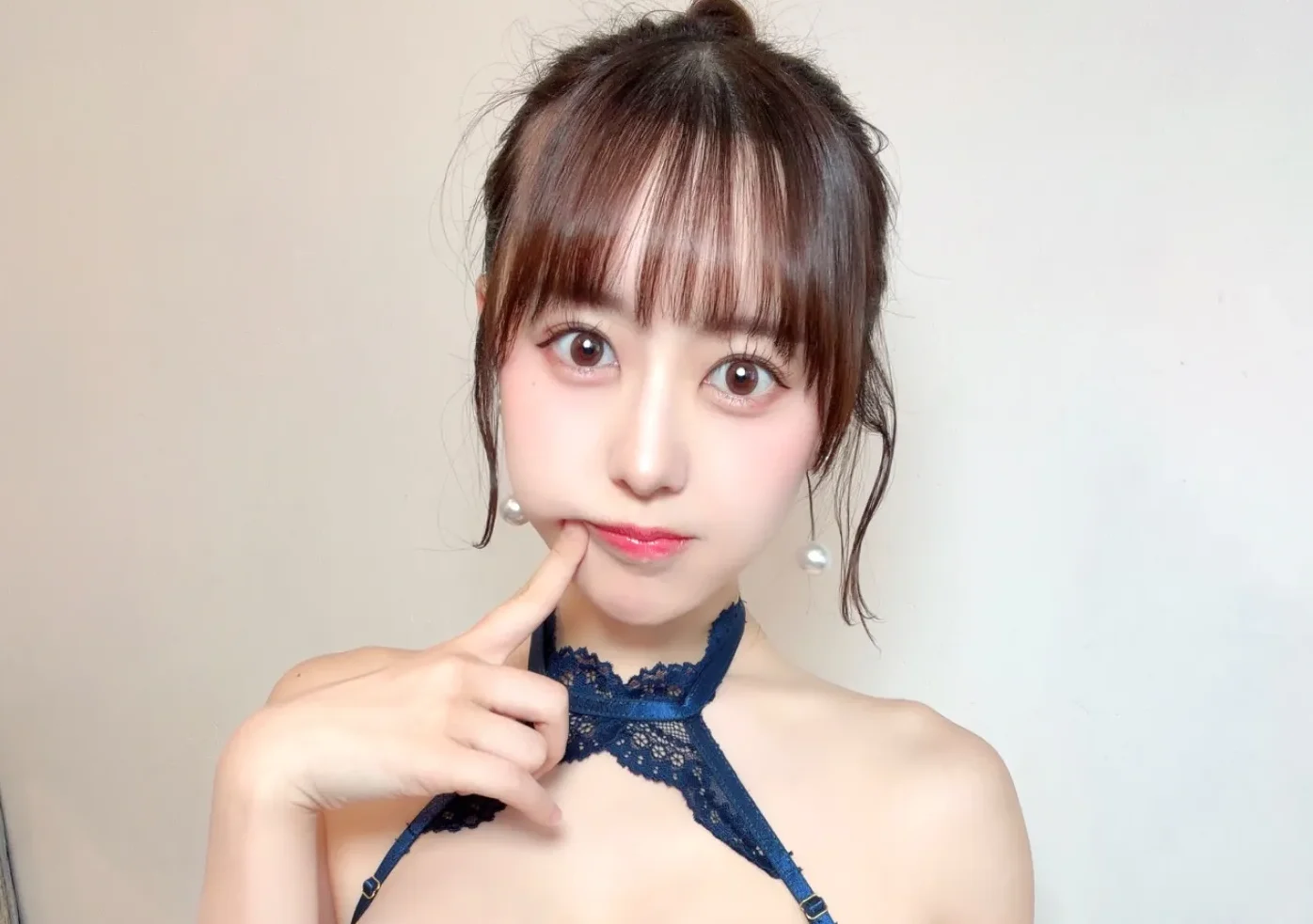 音羽美奈（みなぽち）の「シックなランジェリー姿」に朝からキュンとする！