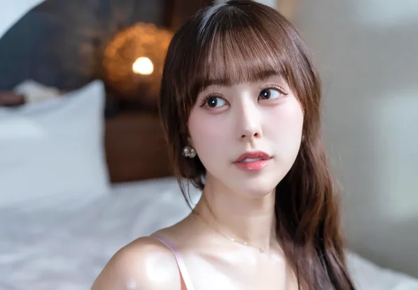 音羽美奈（みなぽち）の「光沢感あふれるボディ」に思わず見惚れる！