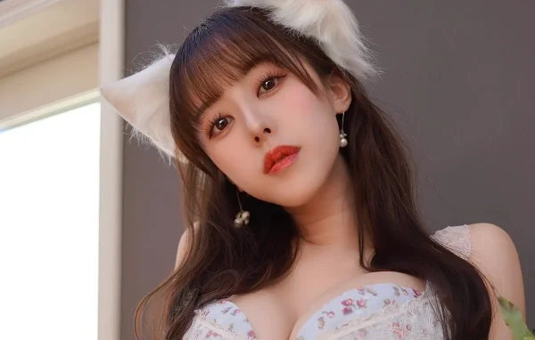 音羽美奈（みなぽち）の「鋭角なライン際立つランジェリー姿」にタジタジ！