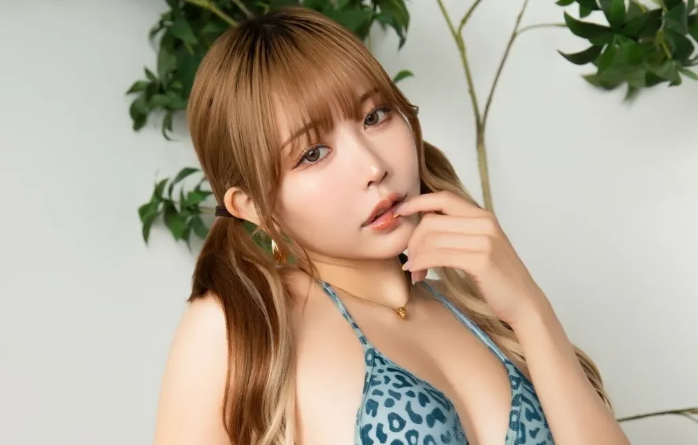 りなしぃの「鋭角な水着姿」がドキッとさせる！