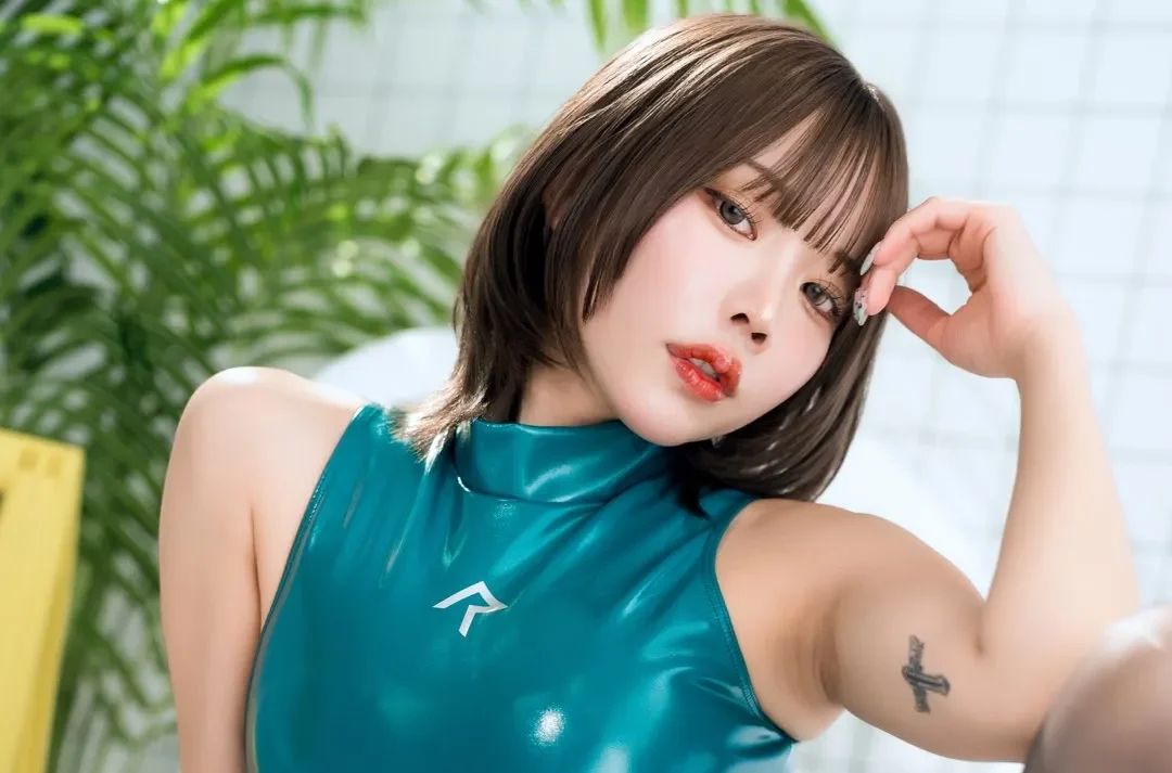 りなしぃの「鼠径部のライン際立つ水着姿」がドキッとさせる！