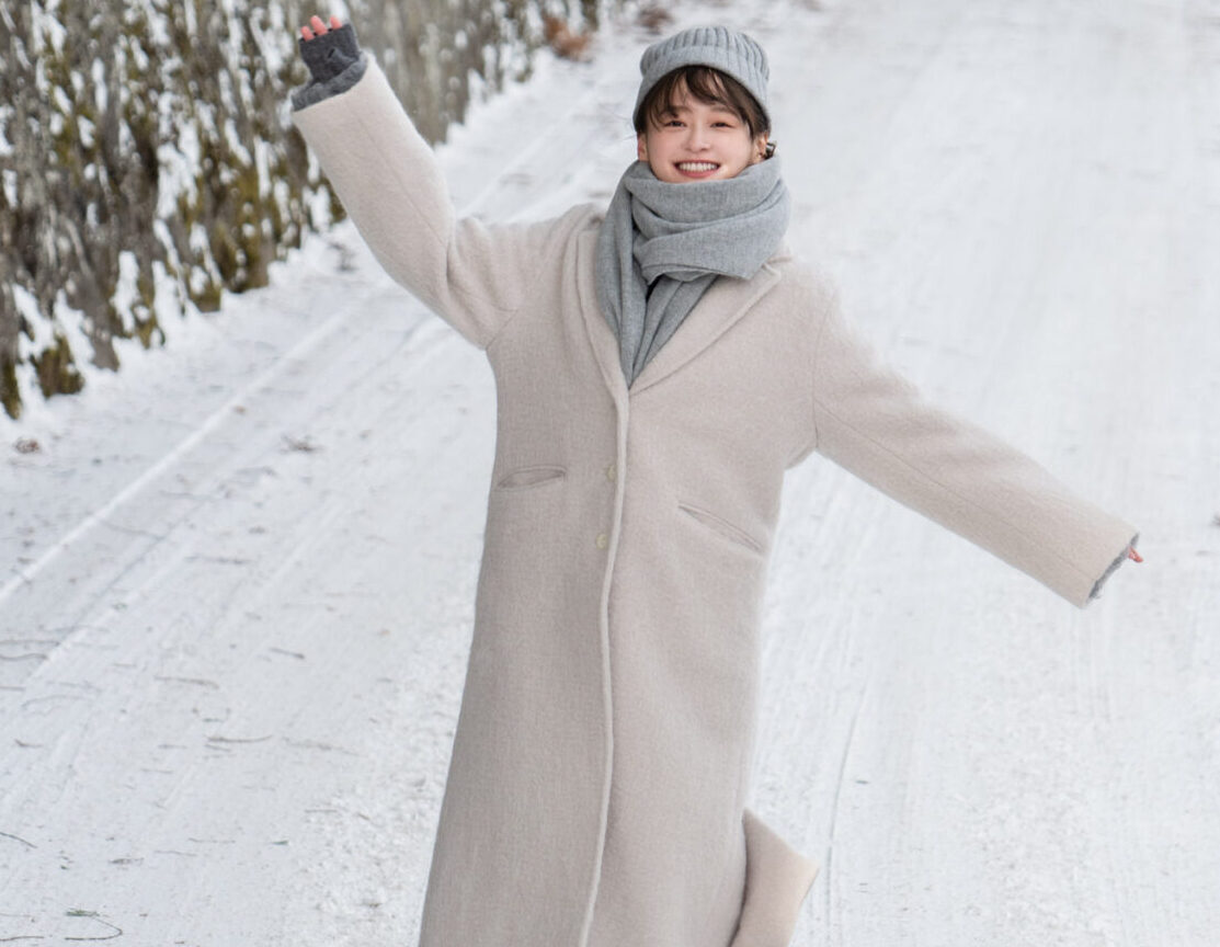 はじける笑顔で雪道を歩く姿がまぶしい！日向坂46・影山優佳の1st写真集から先行カットが公開