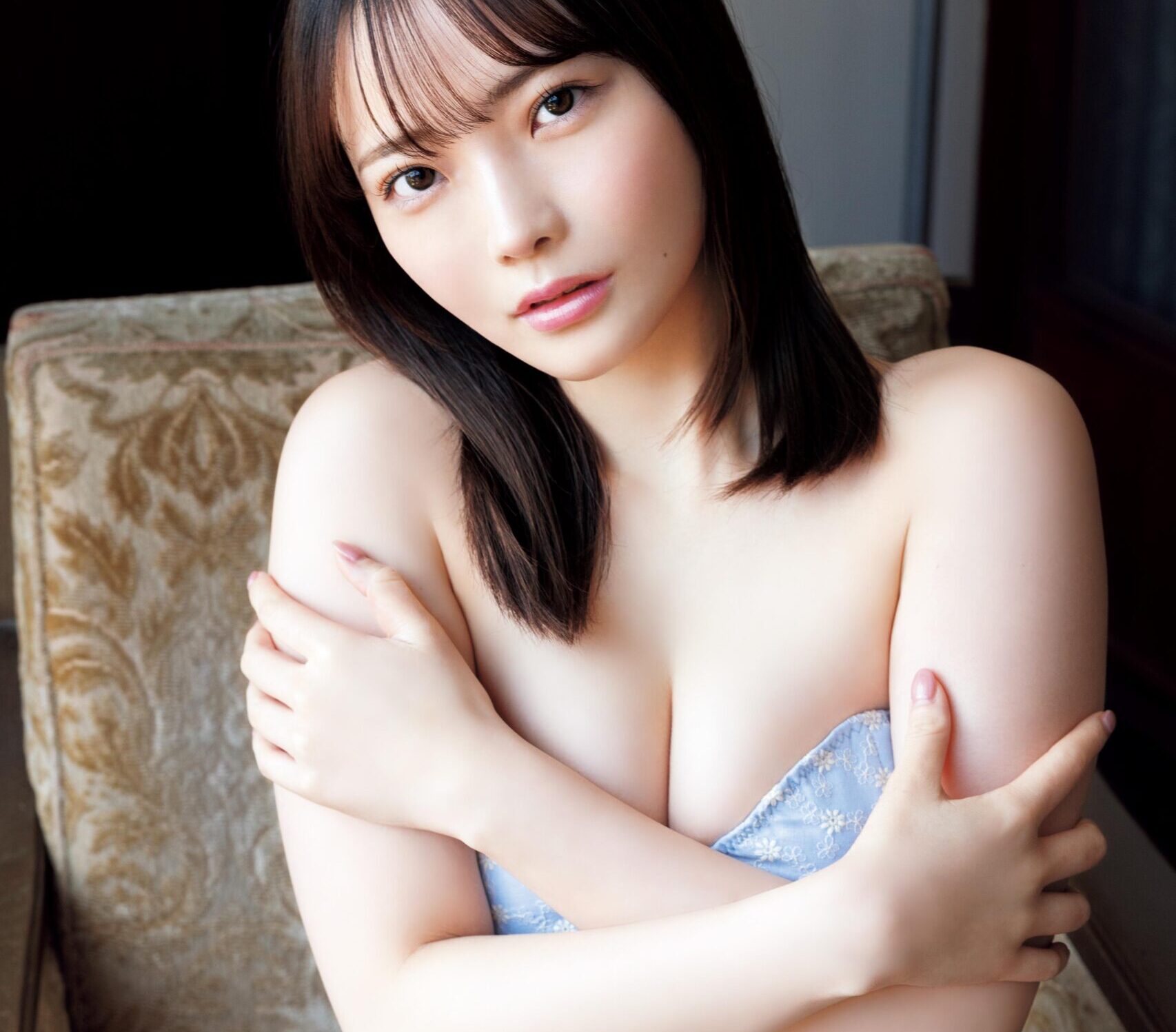 「赤いレオタード水着姿」を大胆に披露！新谷姫加が雑誌のWeb版のグラビアページに登場