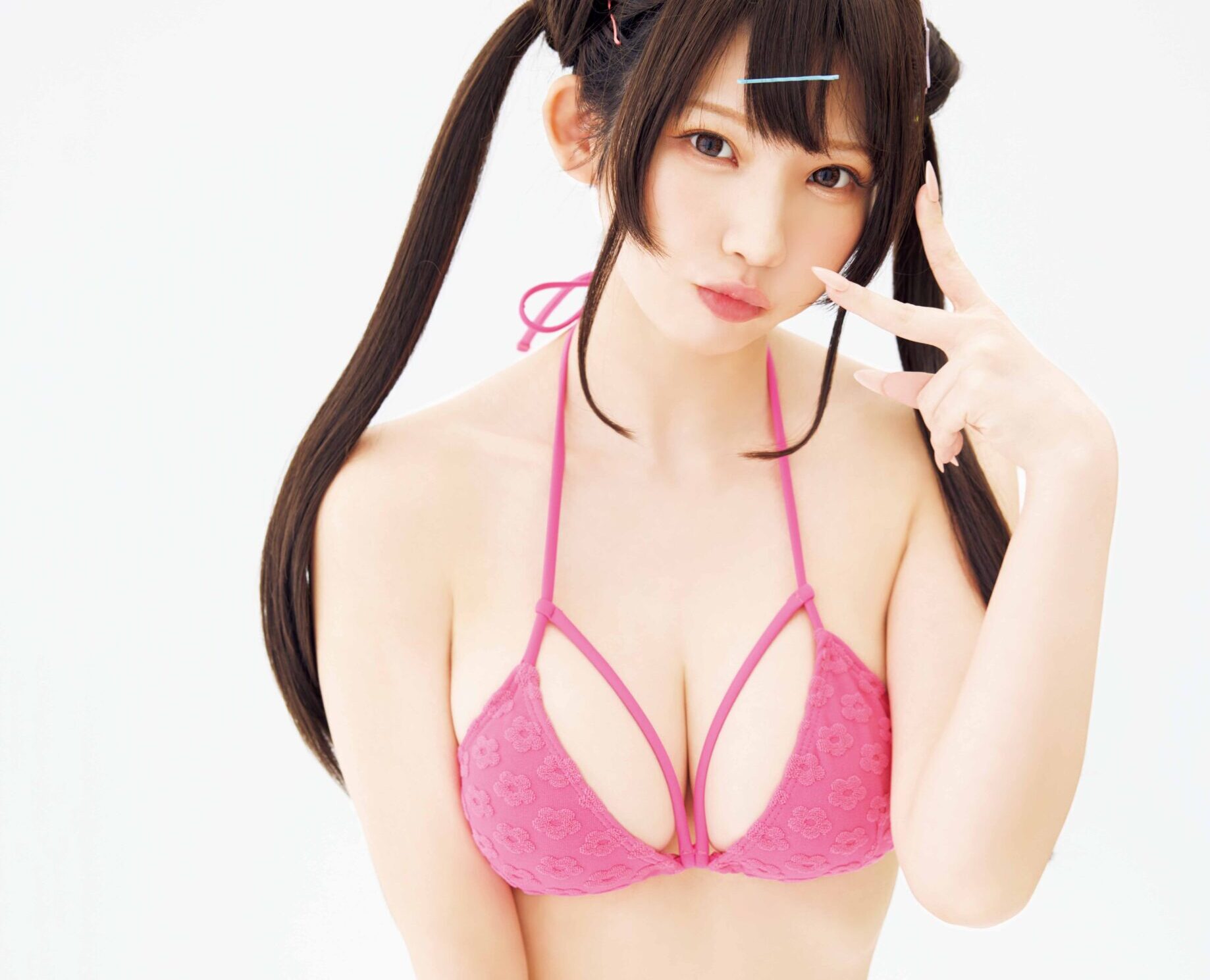 お色気あふれる「水着姿」で悩殺！えなこが雑誌のWeb版のグラビアページに登場