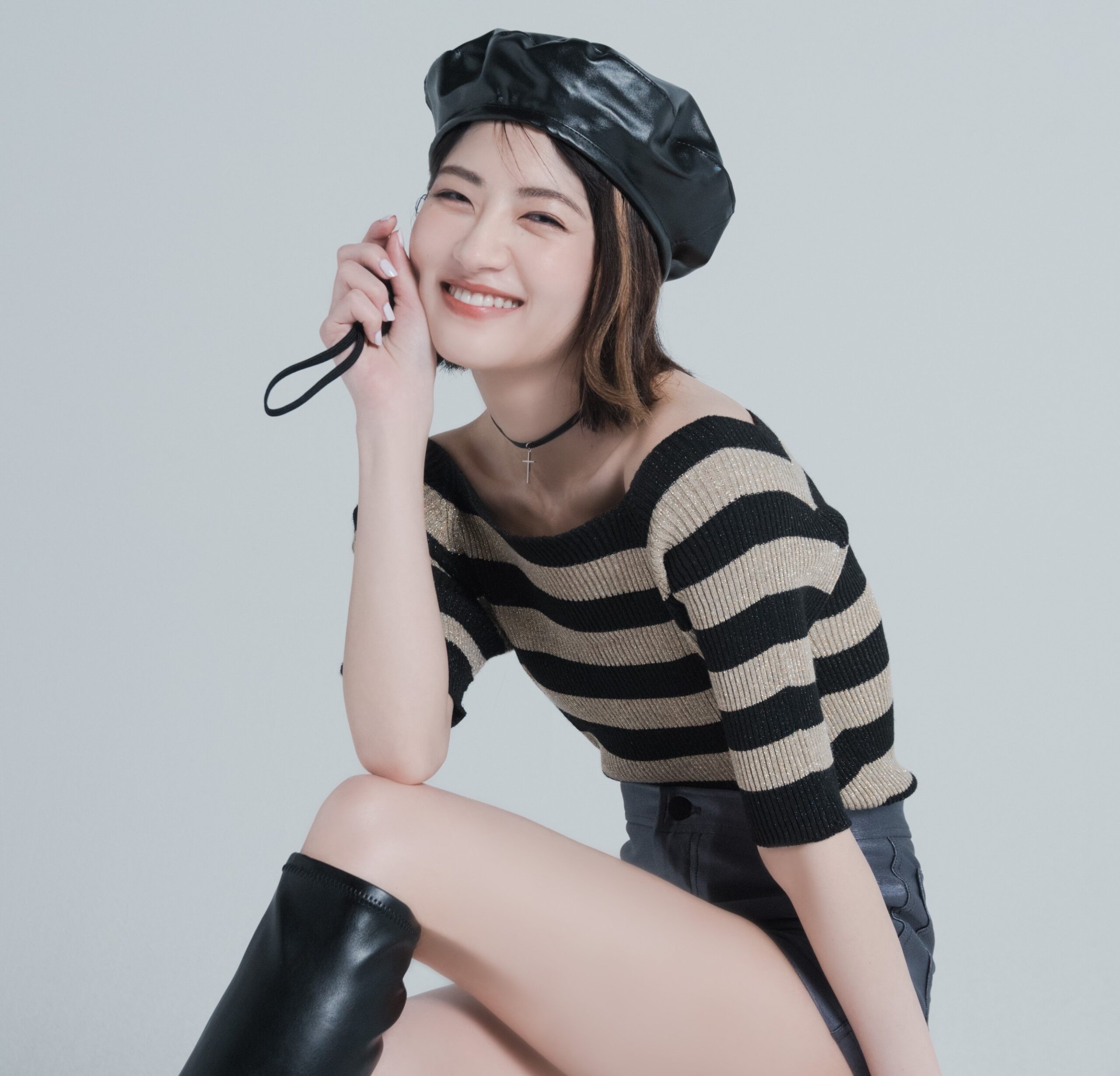 太ももあらわな美脚がスラリ！若月佑美の1stフォトエッセイからアザーカットが公開