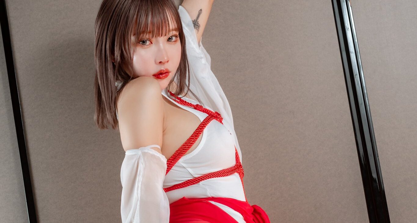 りなしぃが「緊縛×巫女ショット」をXで公開！　むっちりとした太ももにも注目