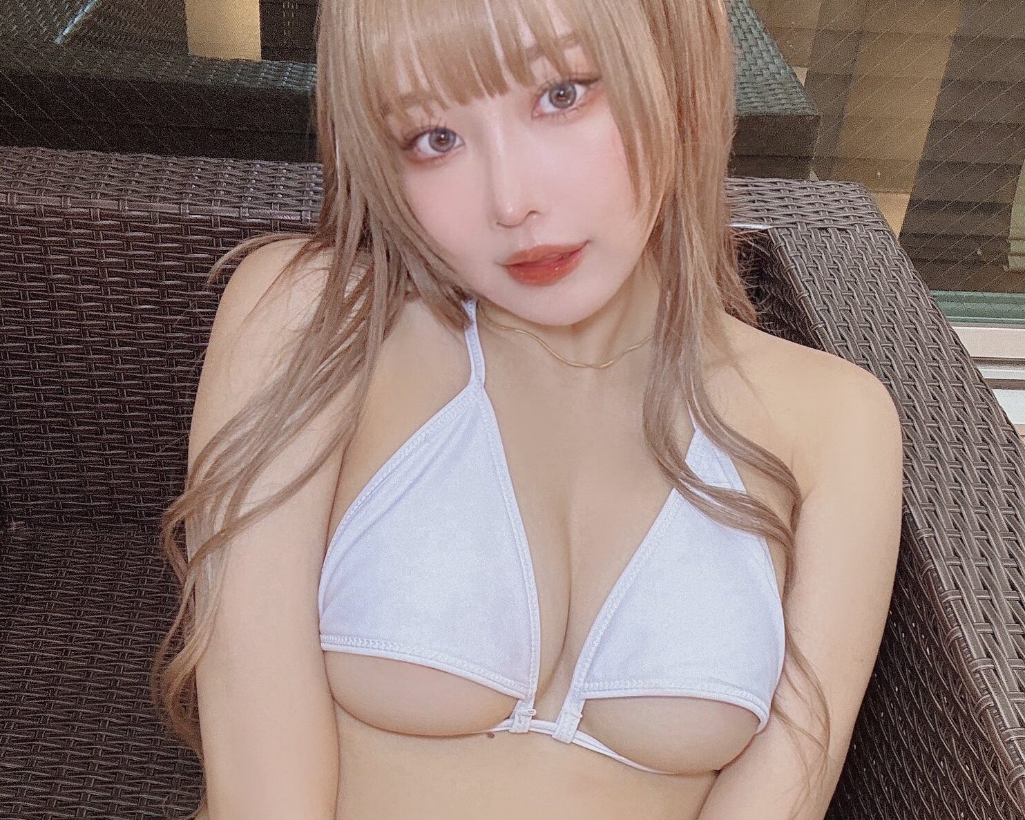 りなしぃが「下乳丸見え」の“三角ビキニショット”をXで公開