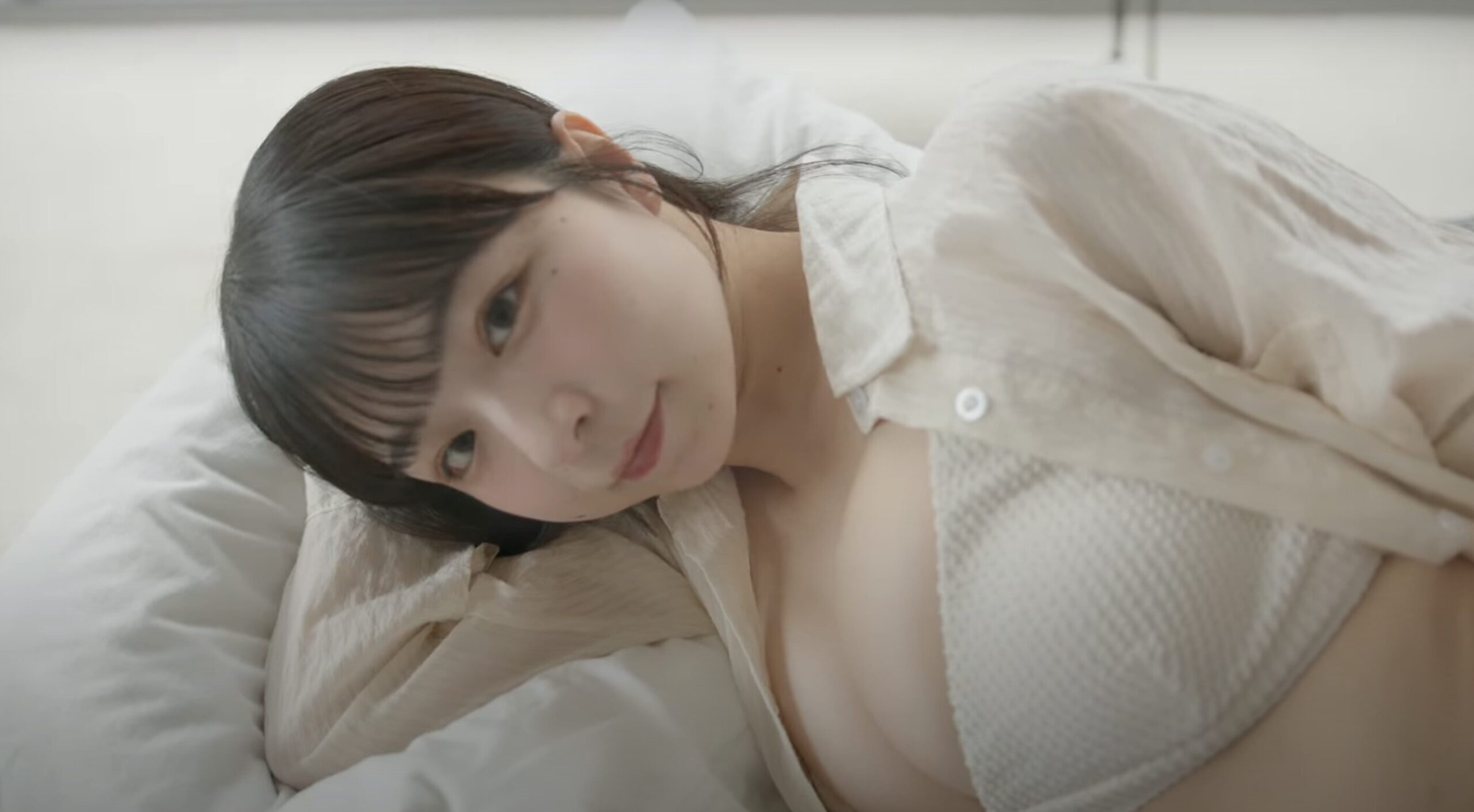 「胸の谷間あらわな」極上の水着シーンも！茜紬うたが出演する動画がYouTubeで公開