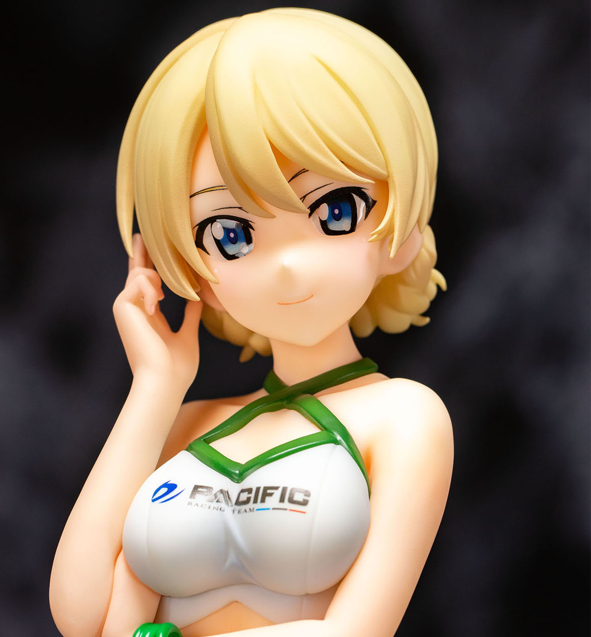 ガルパン』より「ダージリン」が可憐なレースクイーン姿でフィギュア化！