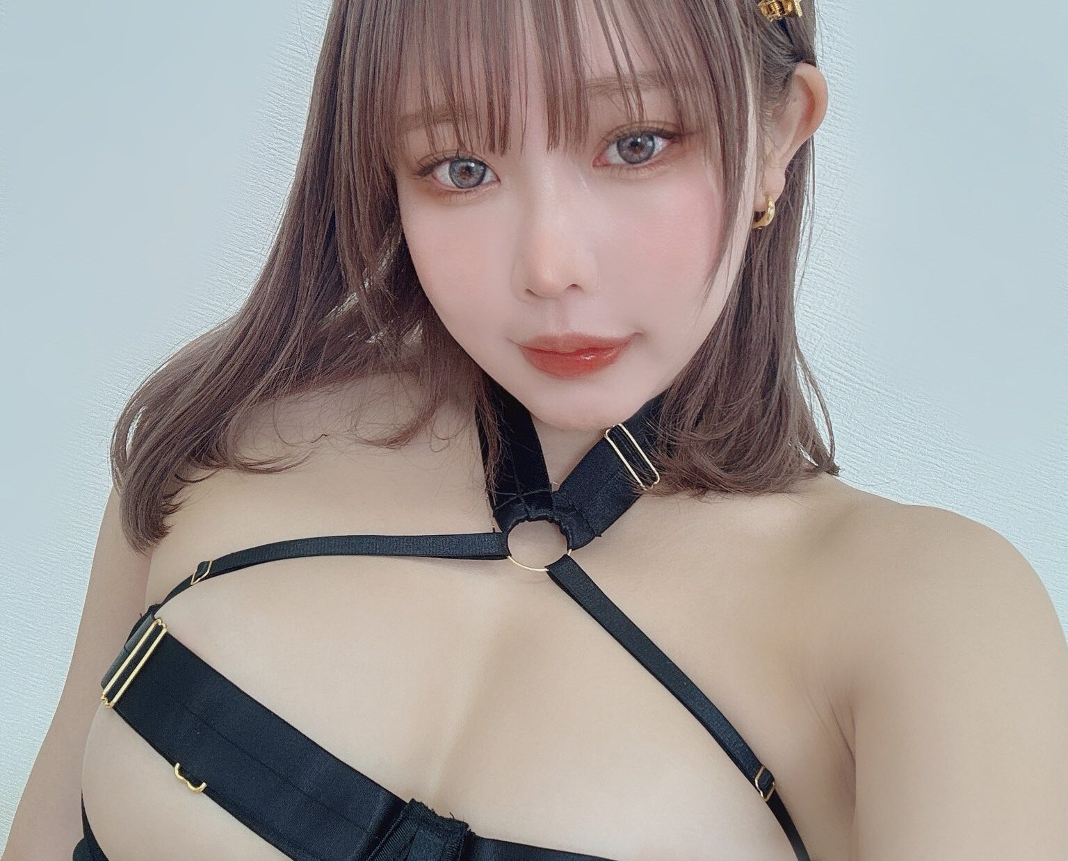 フェチ要素たっぷり！りなしぃが「セクシーなベルトブラ姿」をXで公開