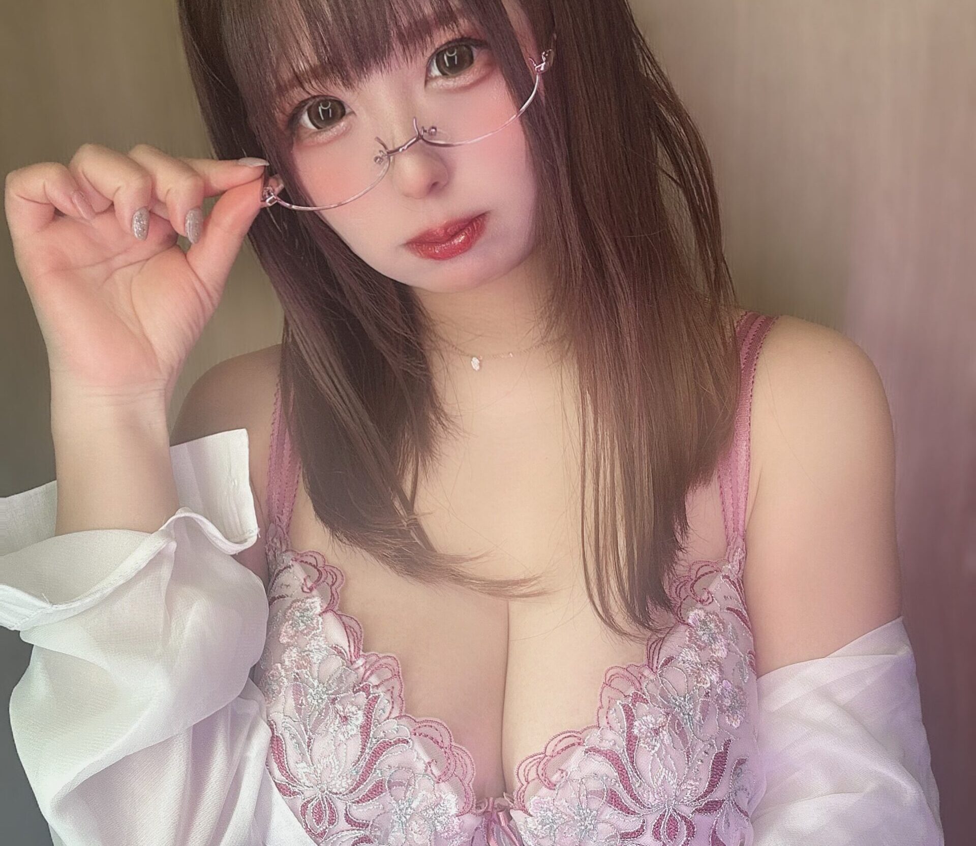 人気コスプレイヤー・まなたすがセクシーな「彼シャツとメガネ姿のショット」をXで公開！