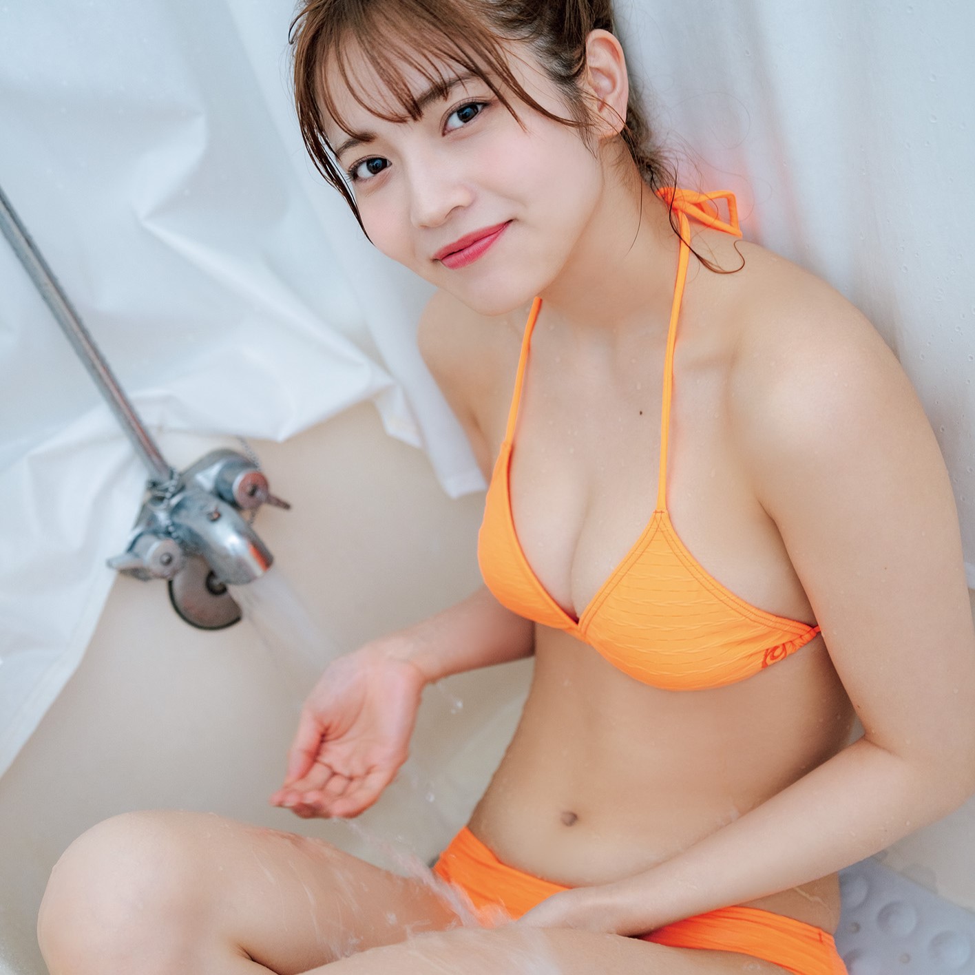 バスルームで「濡れた水着姿」を披露！　黒嵜菜々子が週刊誌のグラビアページに登場
