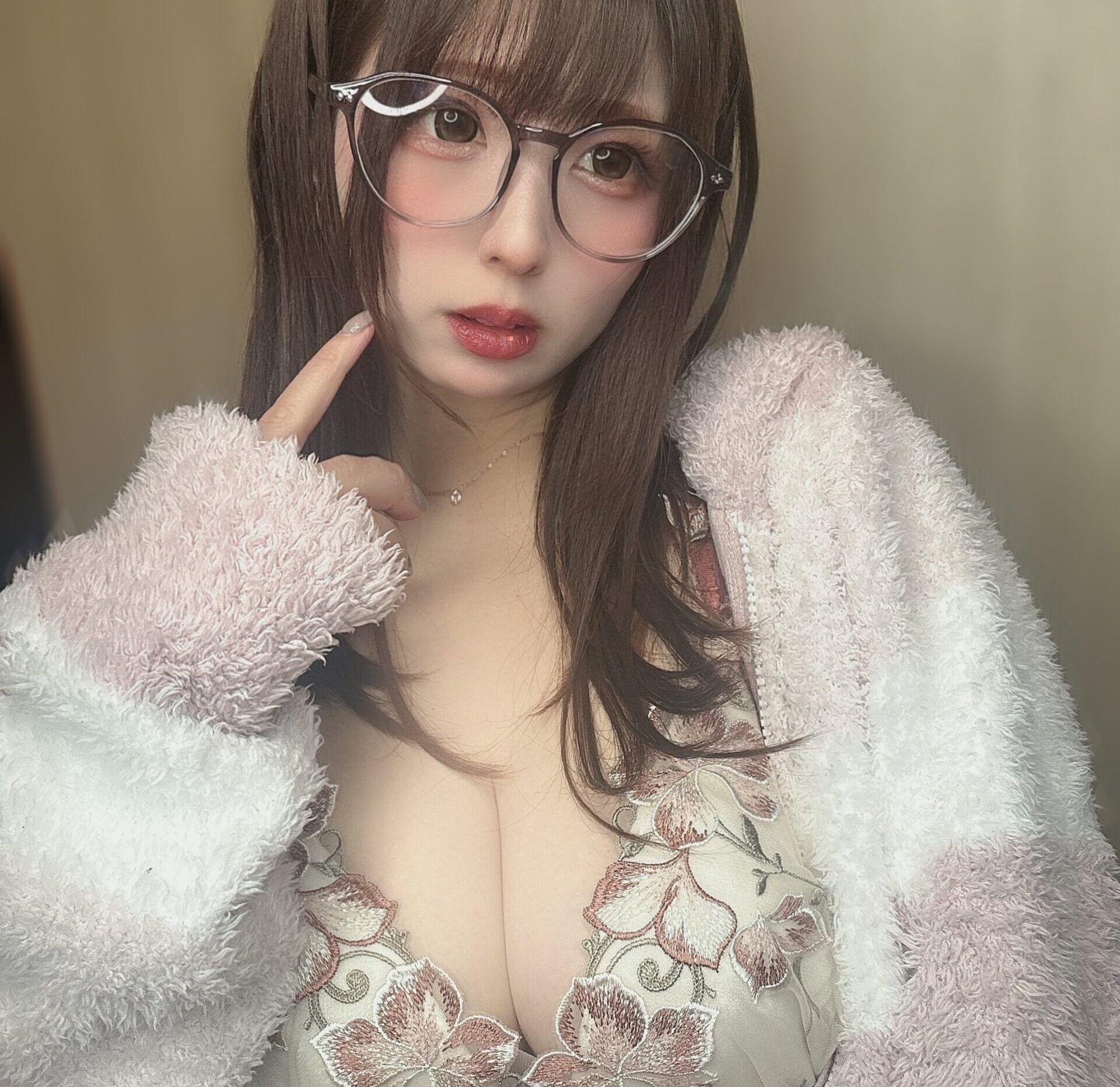 まなたすが「お色気あふれる眼鏡ランジェリーショット」をXで公開！