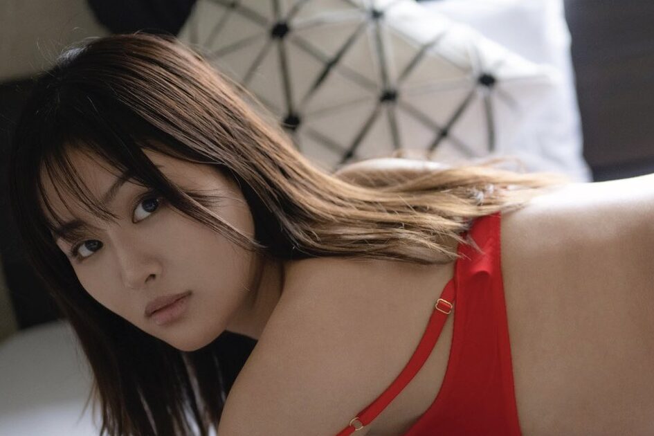 下村明香、四つん這いポーズで「赤ランジェリー姿」あらわに