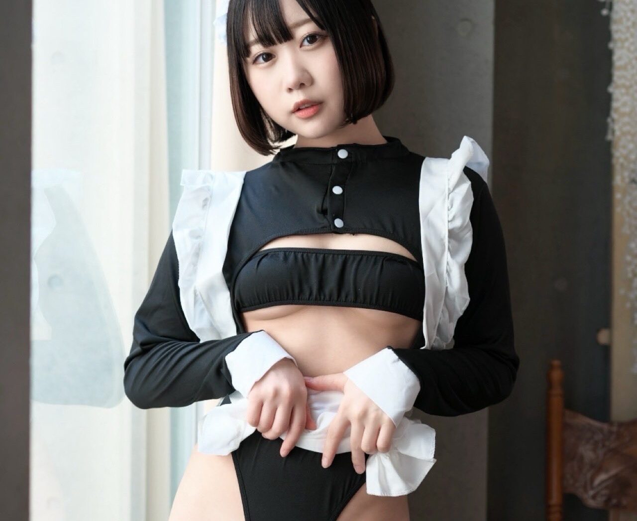 みゆゆが「鋭角なハイレグ」が際立つメイド風衣装姿をXで公開