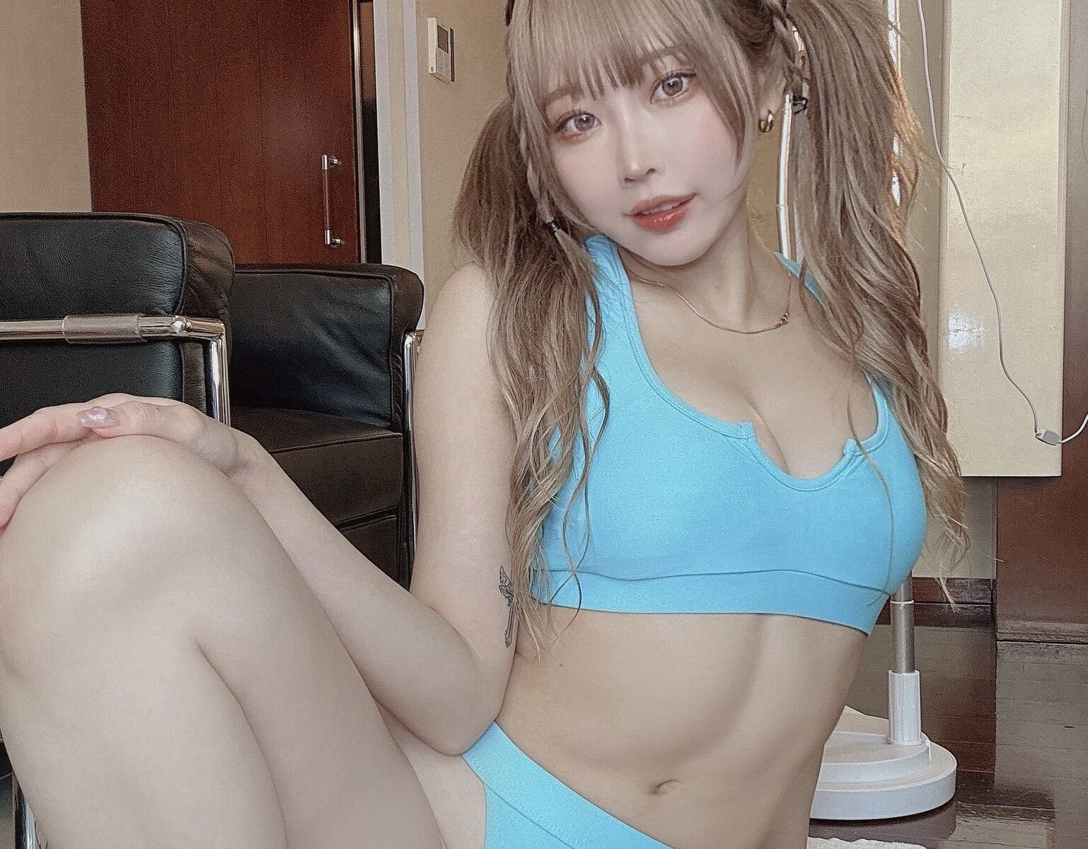 りなしぃが「太もも」をあらわにした“キワドいショット”をXで公開