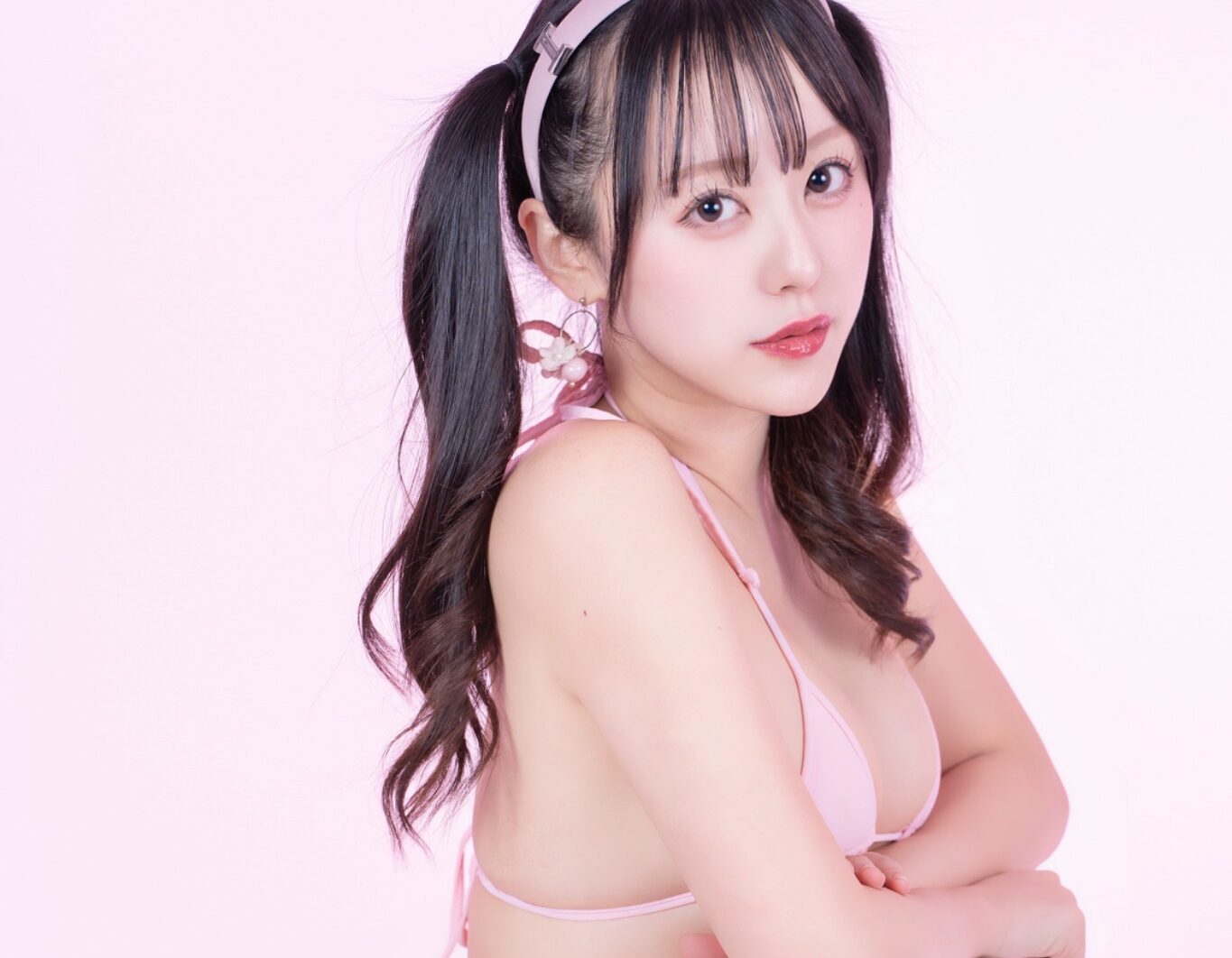 音羽美奈（みなぽち）が「くっきりクビレの水着ショット」をXで公開