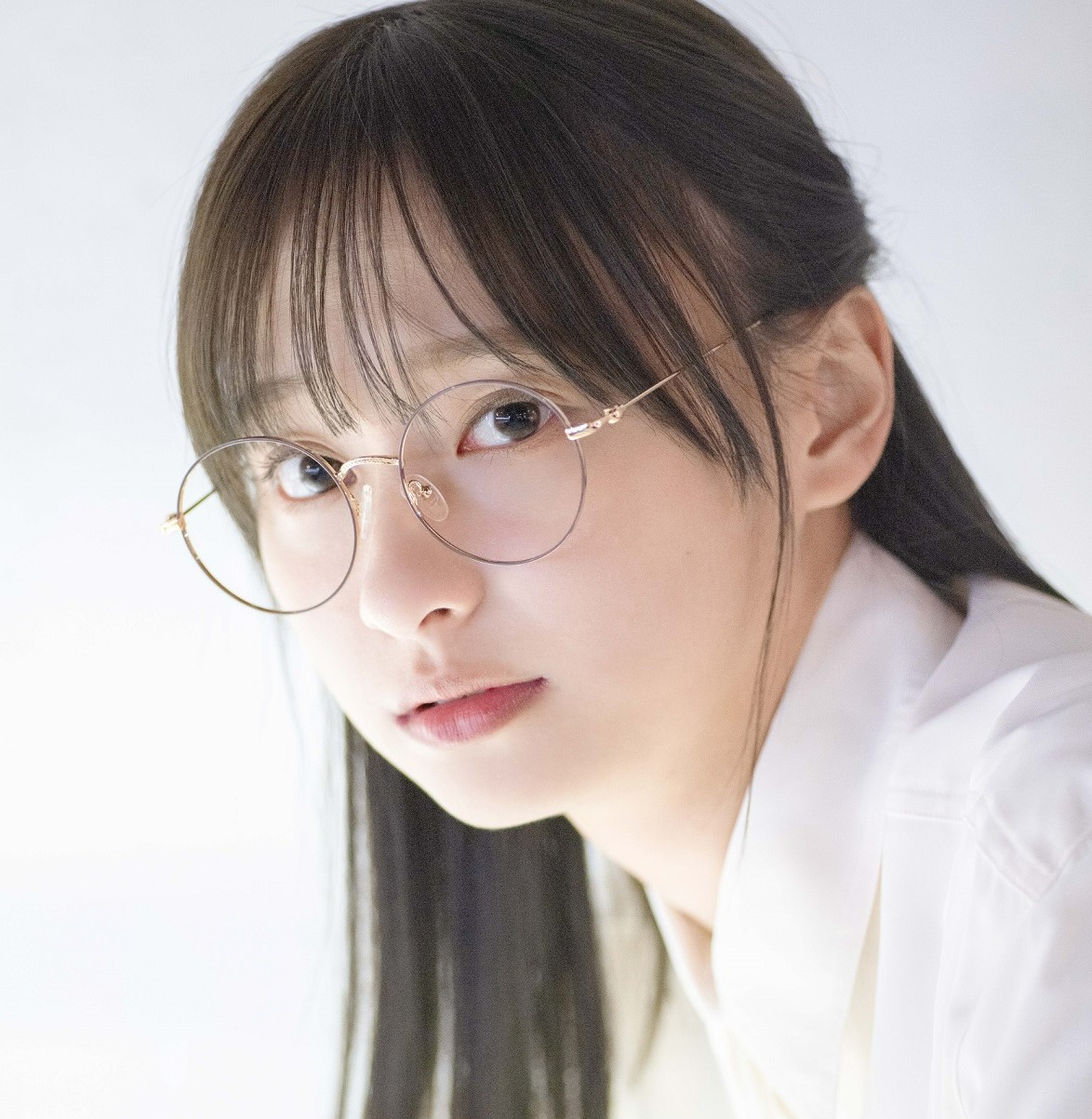 日向坂46・影山優佳がかわいい「メガネ姿」を披露！1st写真集の「裏表紙」4種＆秋元康帯コメントが公開