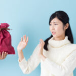 元キャバ嬢が恐怖した!「客のツバが入った食べ物を……」もらっても嬉しくないプレゼント3選!