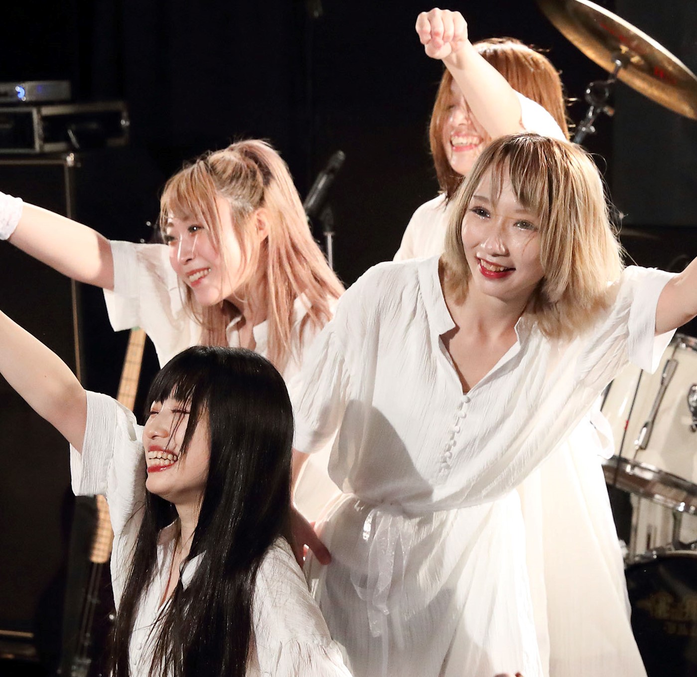 ガールズロックバンド・FullMooNが「純白の新衣装」で魅せた!11周年記念ワンマンライブは熱狂の渦に!