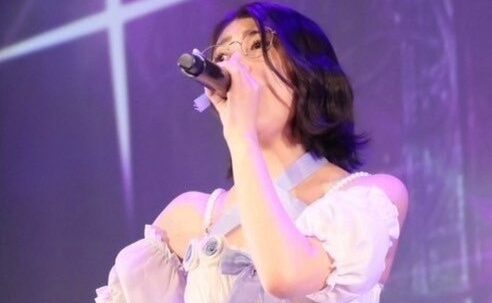 「美脚際立つドレス姿」で熱唱！燃えこれ学園が「佐々木千咲子生誕祭」を開催