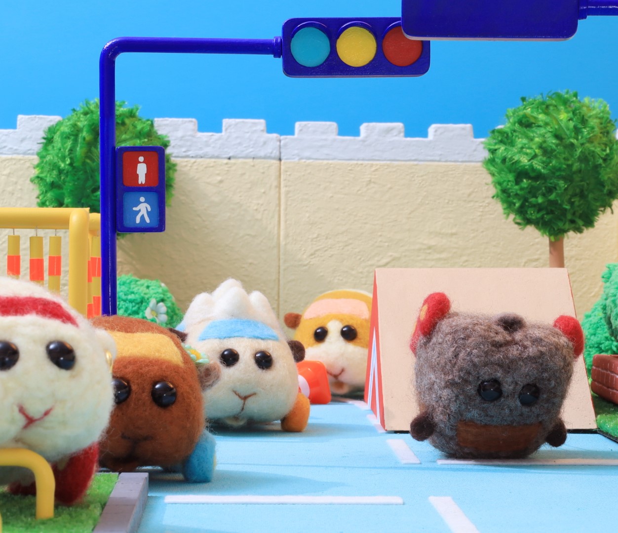 横転するテディの姿が…『PUI PUI モルカー』新シリーズ・DRIVING SCHOOL編の先行場面カットが到着!【10月8日放送開始】