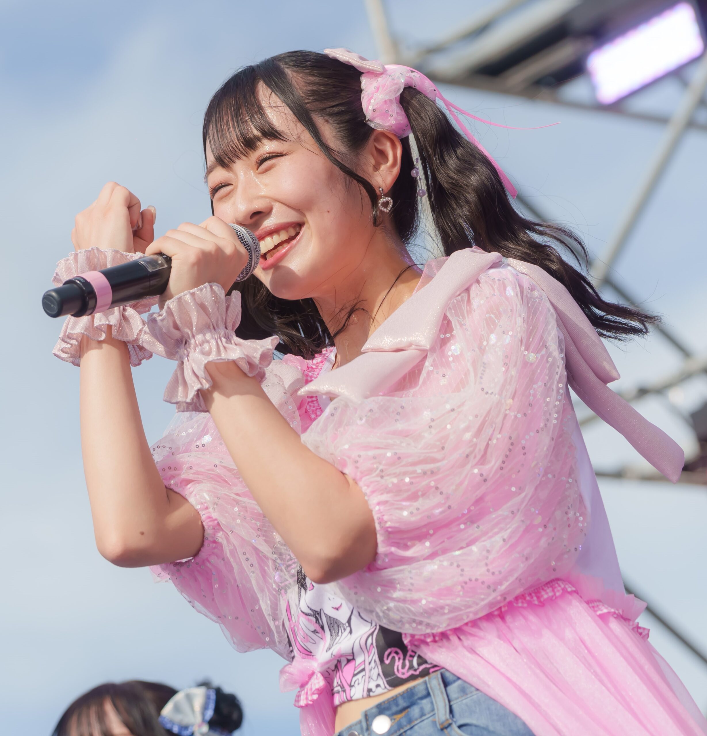 キュートな「ショートパンツ姿」で大熱唱！6人組アイドルユニット・FES☆TIVEが野外ワンマンライブを開催