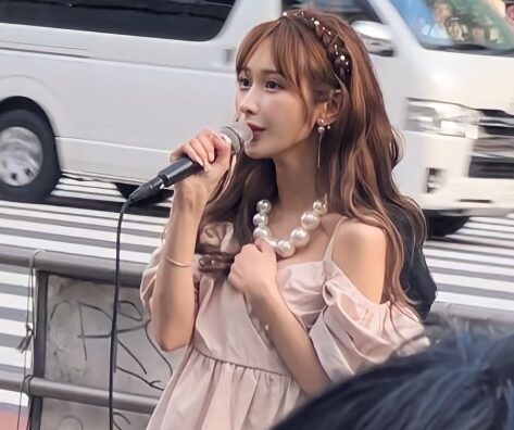 『小悪魔Ageha』専属モデルの浦西ひかるが路上ライブを実施　多くの人に囲まれ大盛況！